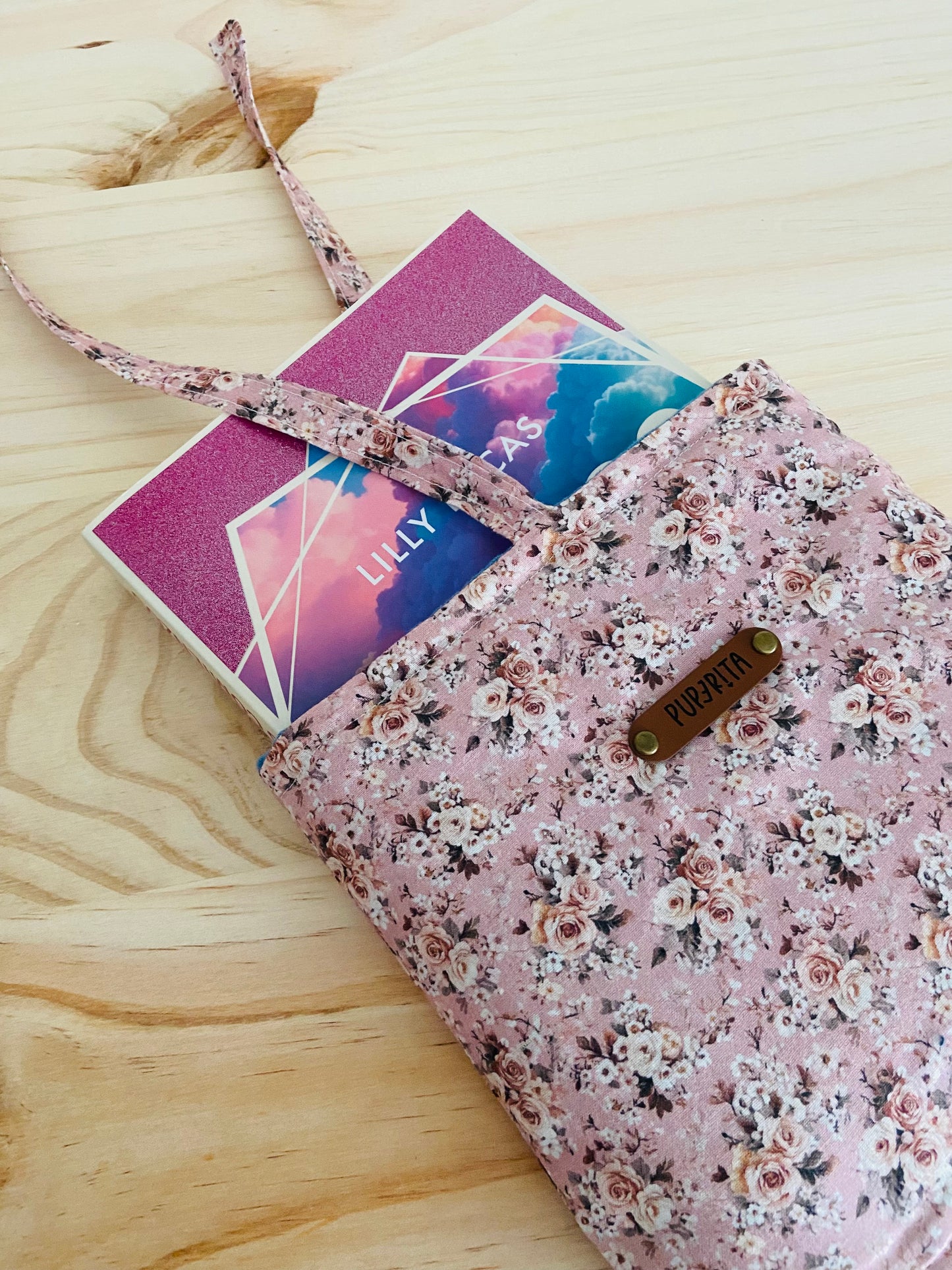 FUNDA LIBRO LAZO ROSAS