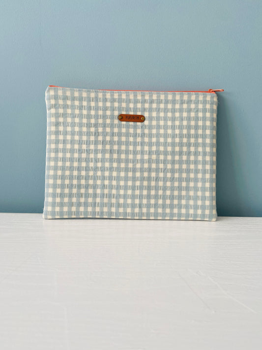 NECESER/FUNDA IPAD/LIBRO SAMPLE