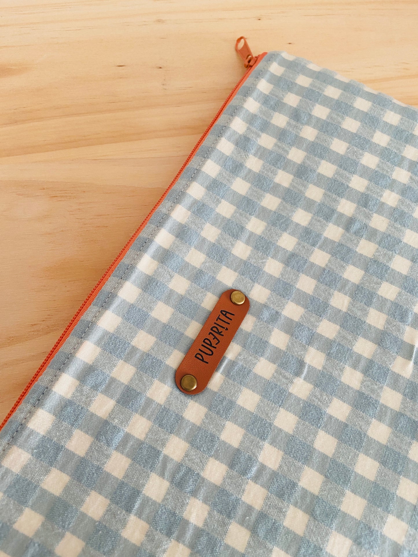 NECESER/FUNDA IPAD/LIBRO SAMPLE