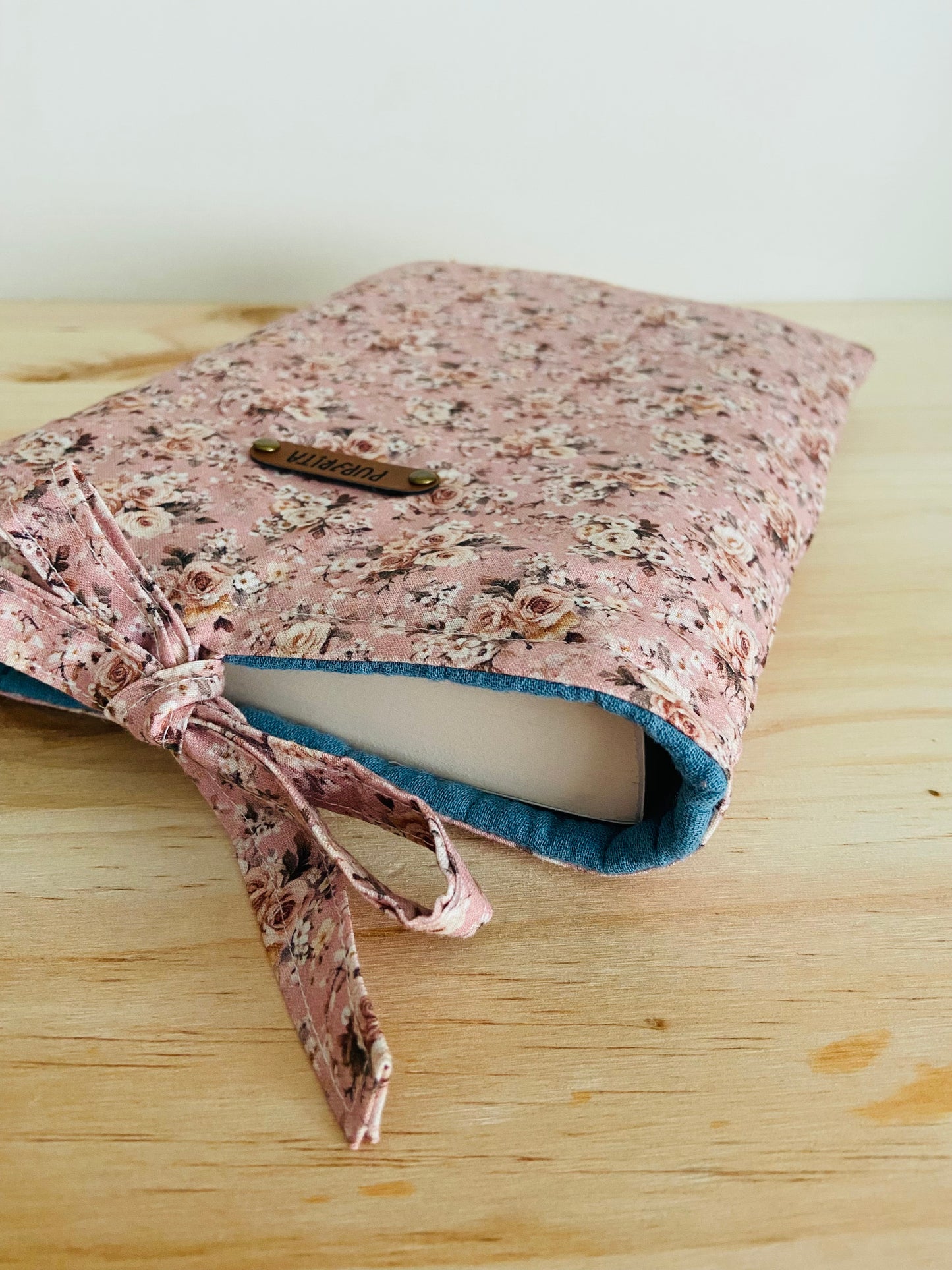 FUNDA LIBRO LAZO ROSAS